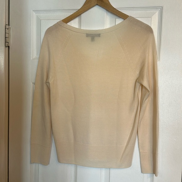 Banana Republic Soft Cream/Ivory V-Neck Merino Wool Sweater - XSmall - Picture 2 of 6